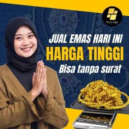 Wanita tersenyum dengan latar belakang perhiasan, tulisan 'Jual Emas Hari Ini Harga Tinggi Bisa Tanpa Surat' dan timbangan emas - jual emas tanpa surat Jogja